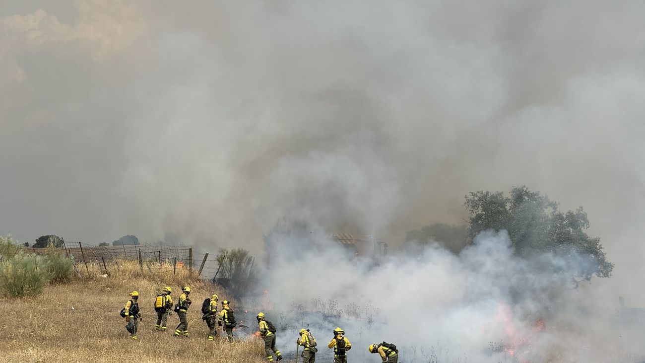 El incendio en Tres Cantos calcina más de 500 hectáreas y deja varios intoxicados y vecinos desalojados