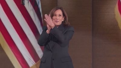 Kamala Harris se presenta como el contrapunto a un "Trump sin límites" al aceptar la nominación