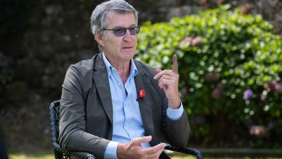 Feijóo pregunta a Sánchez si calla ante el "fraude" en Venezuela por "compromisos" de Zapatero y las "maletas de Delcy"