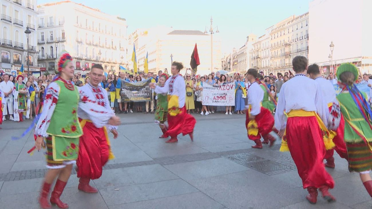 Cientos de ucranianos celebran en Sol el Día de la Independencia
