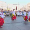 Cientos de ucranianos celebran en Sol el Día de la Independencia