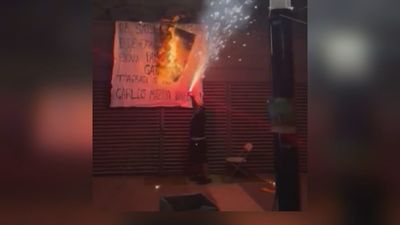 Denuncian la quema de una fotografía de Carlos Mazón durante un acto de Arran en Barcelona