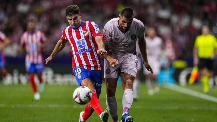 Julián Álvarez conduce el balón ante un rival / EUROPA PRESS