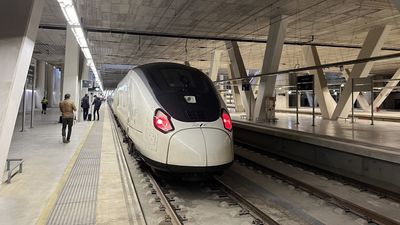 Un tren Avril de la línea Madrid-La Coruña llega con casi dos horas de retraso por una incidencia