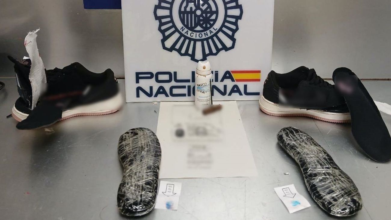 Cinco detenidos en Barajas con 3 kilos de cocaína ocultos en sus zapatillas