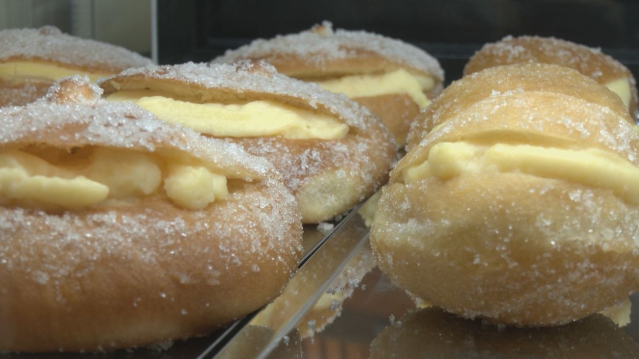 Todos los dulces típicos de los pueblos de Madrid reunidos en una cafetería de Retiro