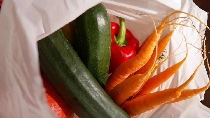 Cesta de la compra con verduras / AGENCIAS
