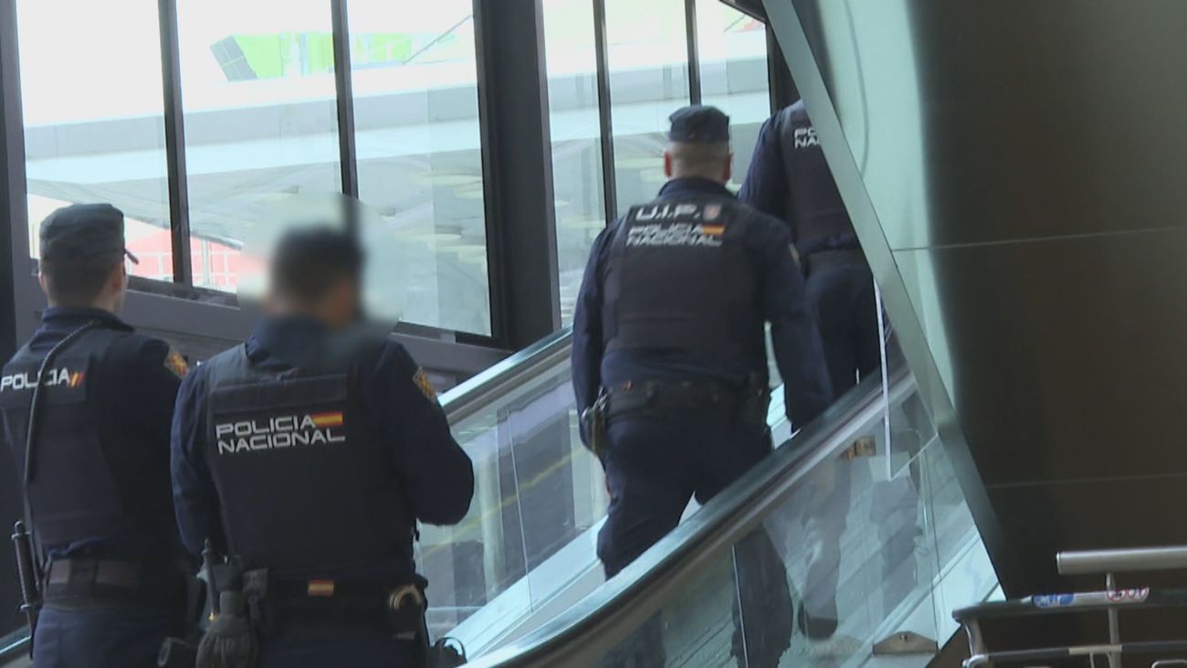 Sindicatos policiales reclaman más agentes en Barajas tras un motín entre solicitantes de asilo