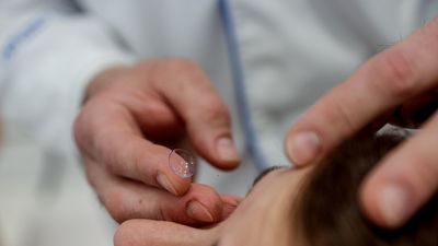 Sanidad pide desechar unas lentillas que podrían causar problemas temporales en los ojos