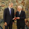 Conde-Pumpido entrega la memoria anual del Tribunal Constitucional al Rey