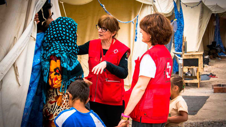 Un equipo de Cruz Roja trabaja en un campamento de acogida / Cruz Roja