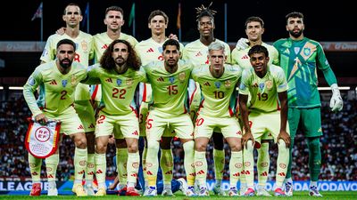 Raya, Zubimendi y Ayoze, titulares ante Serbia