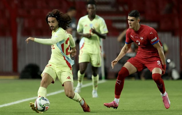 Cucurella ante Serbia / EFE