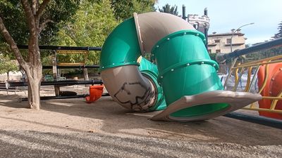 Desmantelado un parque infantil en Manzanares del Real para devolvérselo a la duquesa del Infantado