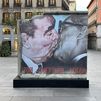 Callao amanece con el icónico beso entre Brézhnev y Honecker del Muro de Berlín