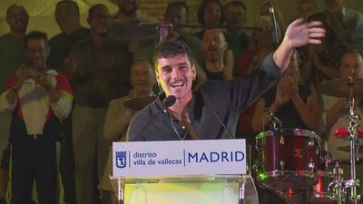 El futbolista del Rayo Sergio Camello da la bienvenida a las fiestas de Villa de Vallecas