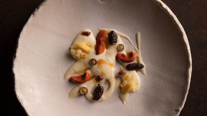 Vichyssoise de espárrago blanco de Navarra con tartar de sus yemas, sashimi de erizo y colmenillas al wok del restaurante Ugo Chan / HUGO MUÑOZ / UGO CHAN