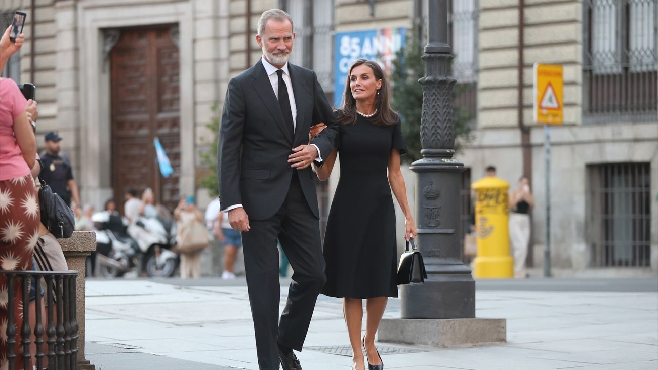 Los reyes y los eméritos, juntos en el funeral por Juan Gómez-Acebo