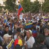 Cientos de venezolanos reivindican frente al Congreso de los Diputados en Madrid la victoria de la oposición