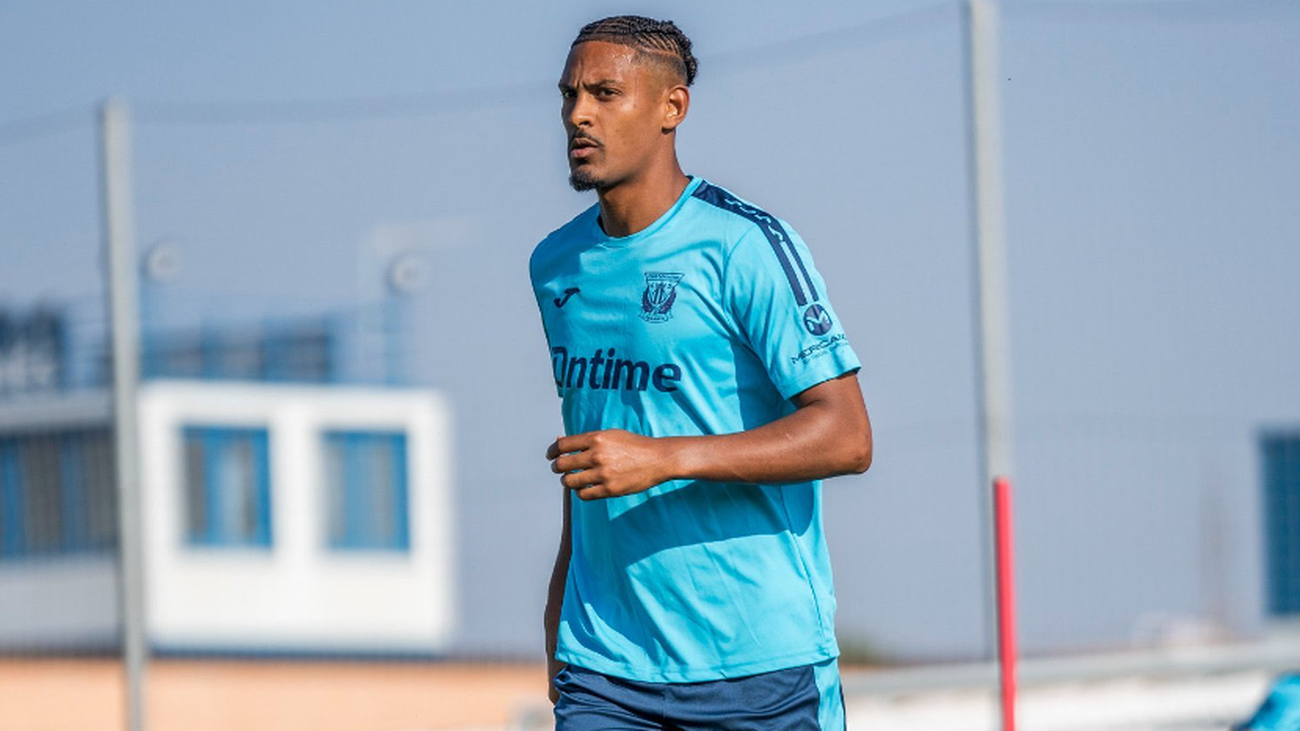 Borja Jiménez: "Haller podría ser titular ante el Betis"