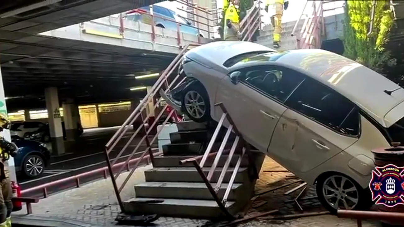 Cae un coche por el hueco de las escaleras del parking del centro comercial X-Madrid en Alcorcón