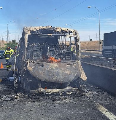 El vehículo calcinado en la A-4 / EMERGENCIAS MADRID
