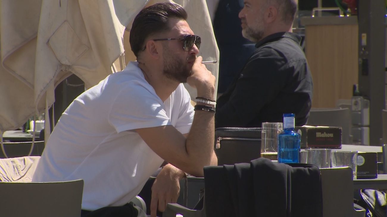 Bruselas pide ampliar la prohibición de fumar y el vapeo a terrazas, piscinas, parques y paradas de autobús