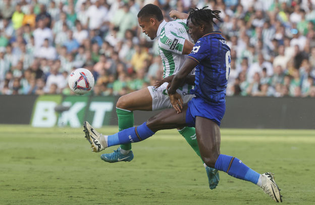 Christantus Uche ante el Betis / EFE