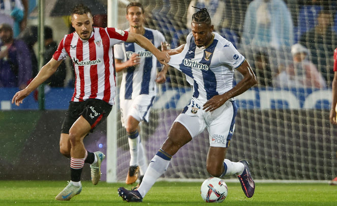 Sebastian Haller ante el Athletic / EFE