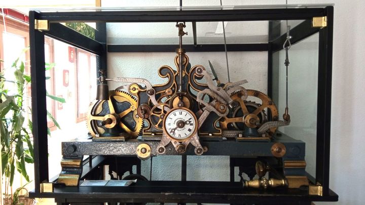 El reloj de Hoyo de Manzanares tiene cuerda para rato