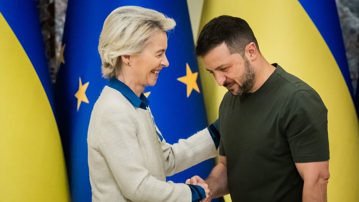 Von der Leyen ofrece a Zelenski 37.000 millones más del crédito de la UE para este año