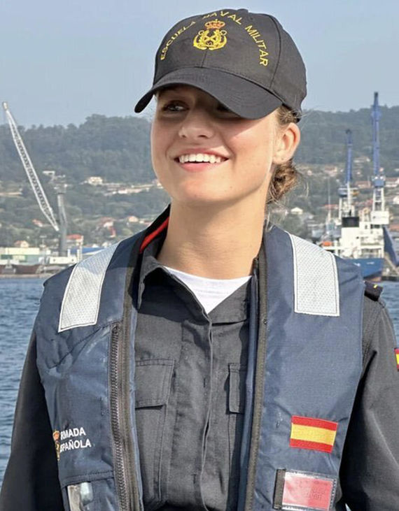 Primeras maniobras marineras de la princesa Leonor en su formación naval