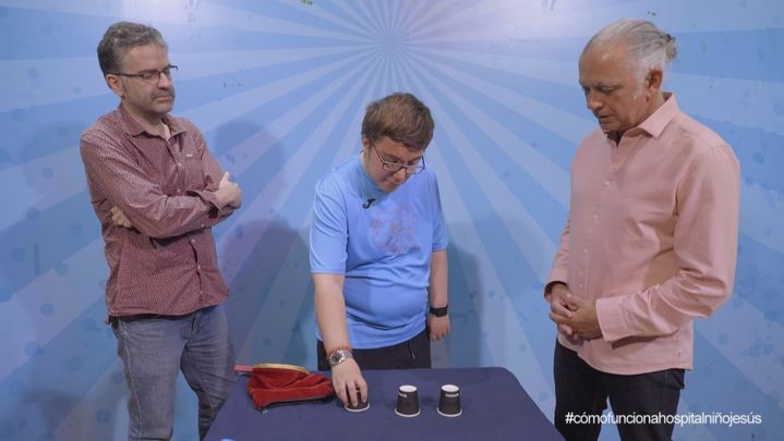 Javi haciendo un truco de magia / REDACCION