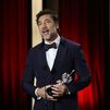 Un emocionado Javier Bardem dedica el Premio Donostia a su madre y a Penélope Cruz