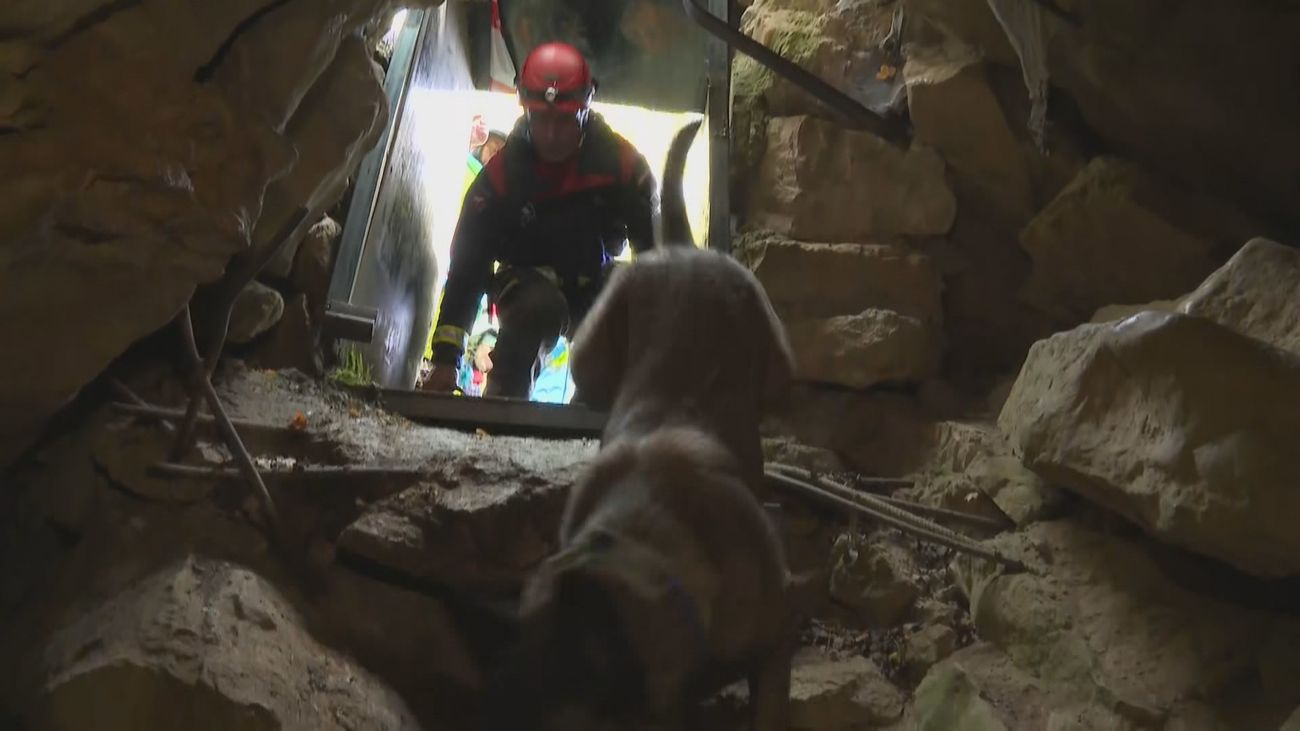 70 miembros de Emergencias realizan un simulacro de rescate en una cueva de Patones