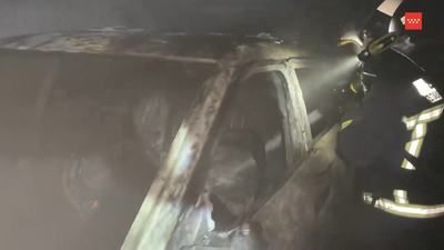 Herido leve un bombero en el incendio de un concesionario de coches en Alcobendas