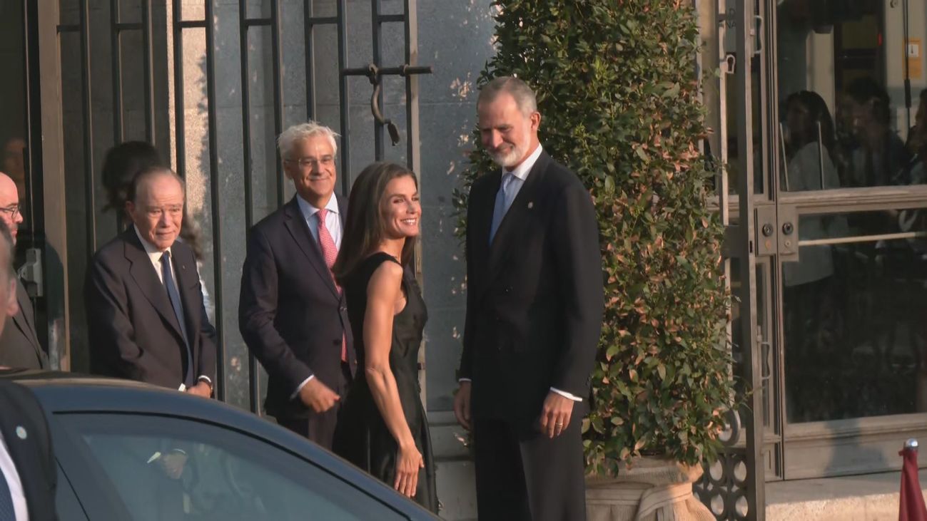 Los Reyes inauguran la temporada de ópera en el Teatro Real