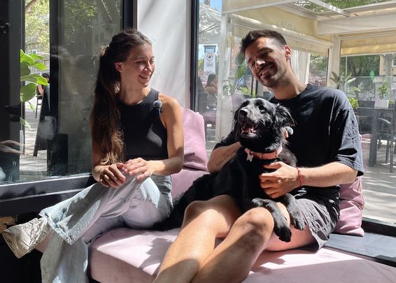 Sofía, Pat y Arya: dueños de Arya Café / Telemadrid