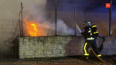 Sofocado el incendio en un almacén de palés en Pinto