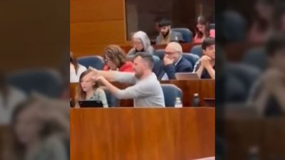 La Asamblea de Madrid propone multar con 22 días de sueldo al diputado que simuló un tiro
