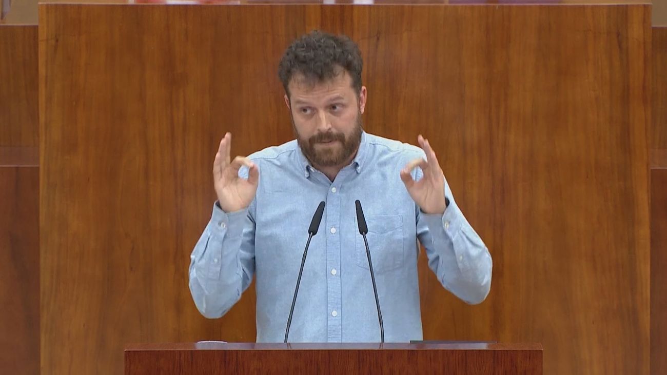 22 días sin sueldo para el diputado de Más Madrid que simuló disparar mientras hablaba Ayuso