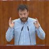 22 días sin sueldo para el diputado de Más Madrid que simuló disparar mientras hablaba Ayuso