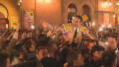 Enrique Ponce sale por la Puerta Grande de Las Ventas en su despedida de Madrid