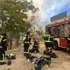 Un intoxicado leve en el incendio de un edificio okupado en el distrito de Tetuán