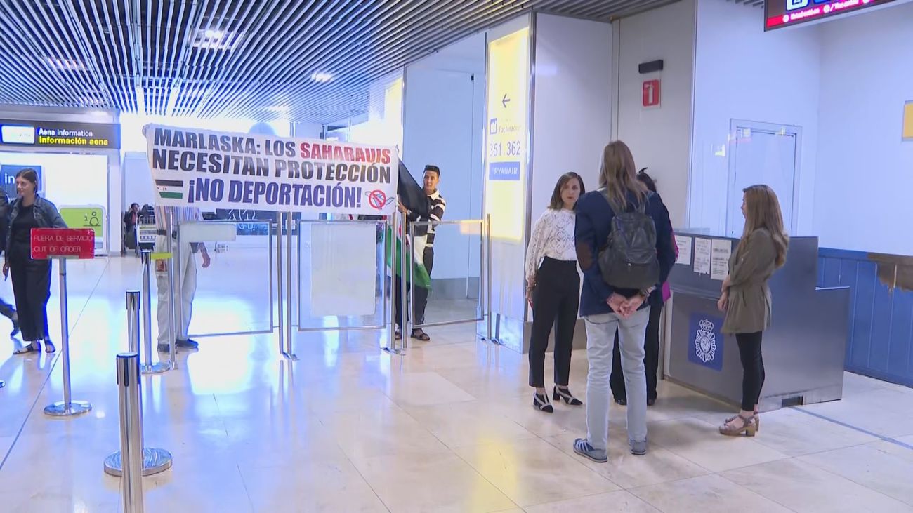Saharauis solicitantes de asilo  en Barajas evitan el intento de deportación por parte de Interior