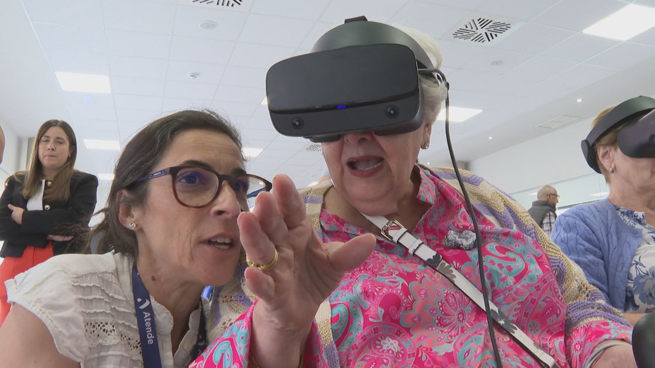 Los mayores de Madrid viajan por el mundo sin salir de su centro gracias a la realidad virtual