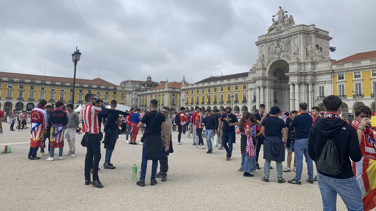 La afición rojiblanca toma las calles de Lisboa