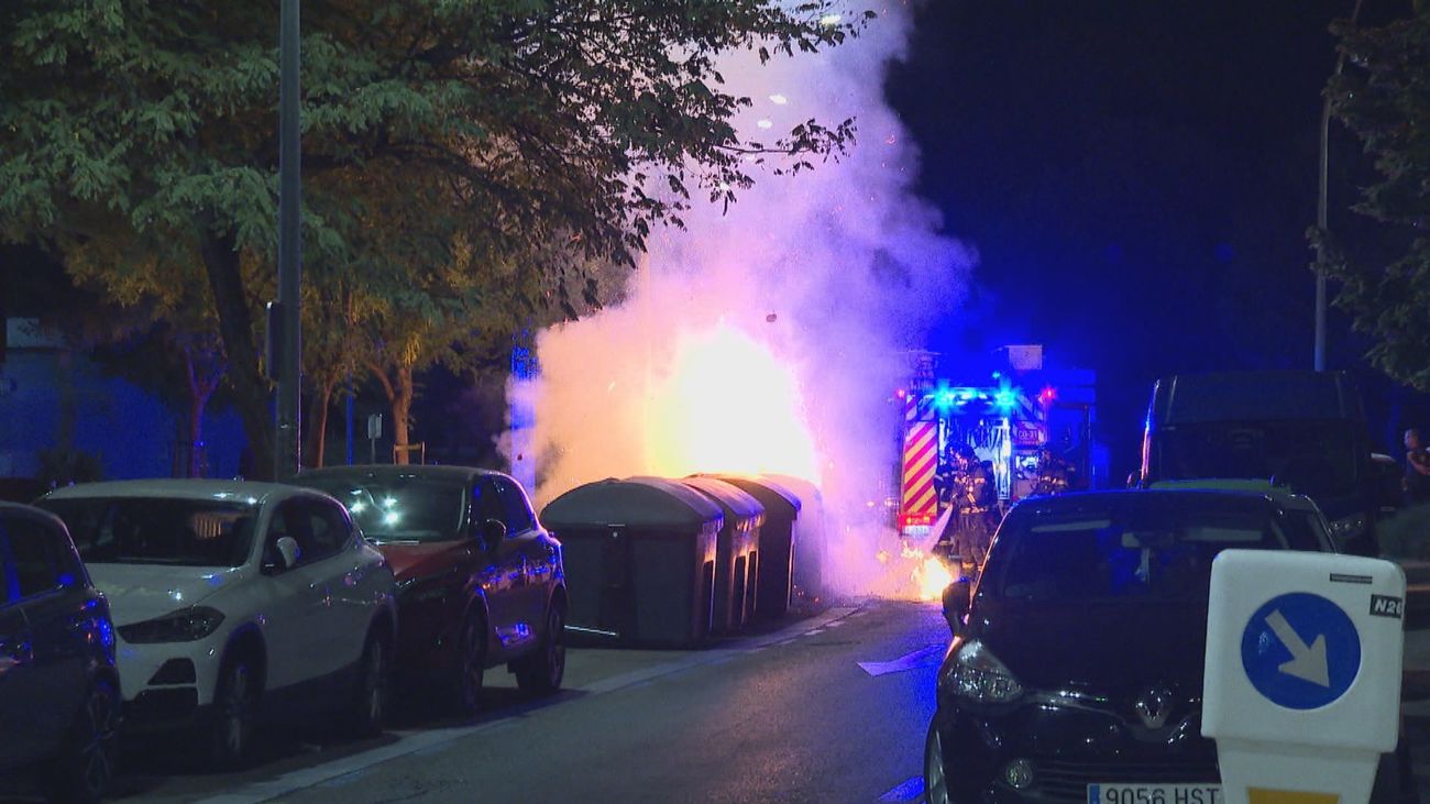 Arden varios contenedores en dos calles de Madrid