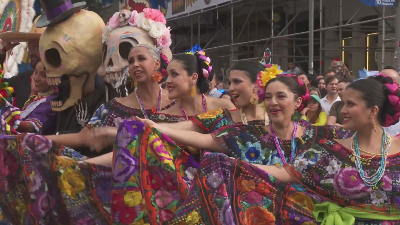 La cabalgata de la Hispanidad llena de colorido y música el centro de Madrid