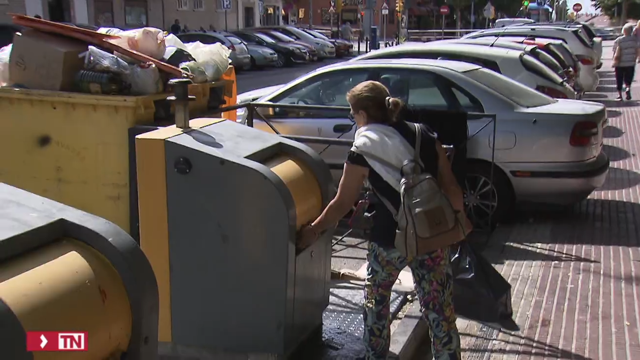 Las asociaciones de vecinos de Madrid se rebelan contra  la futura tasa de basuras